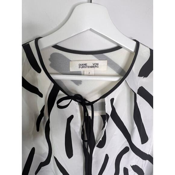 Diane Von Furstenberg Printed Silk Slit Sleeve Tie Neck Blouse Black/White Sz 2 - Picture 9 of 12